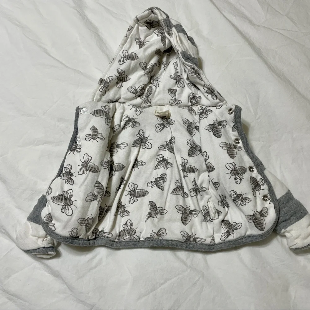 Burt's Bees Baby White and Gray Bee Print Fabric
